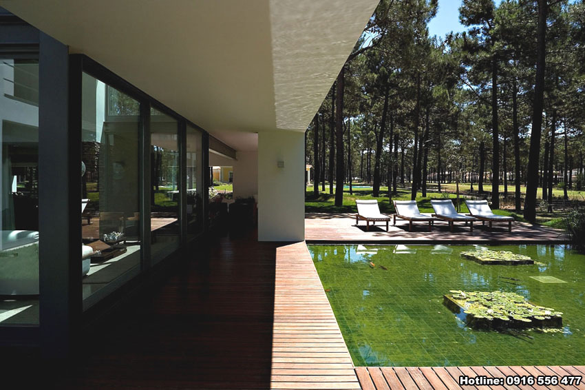 Biệt thự hiện đại ấn tượng với hồ cá Koi tại Bồ Đào Nha